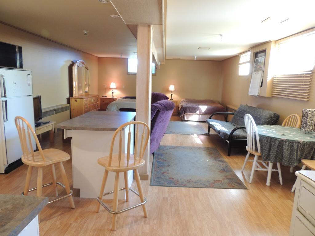 Historical Guest House Whitehorse Room photo