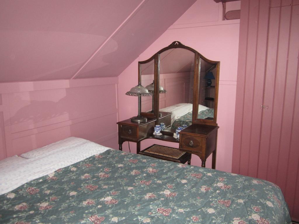 Historical Guest House Whitehorse Room photo